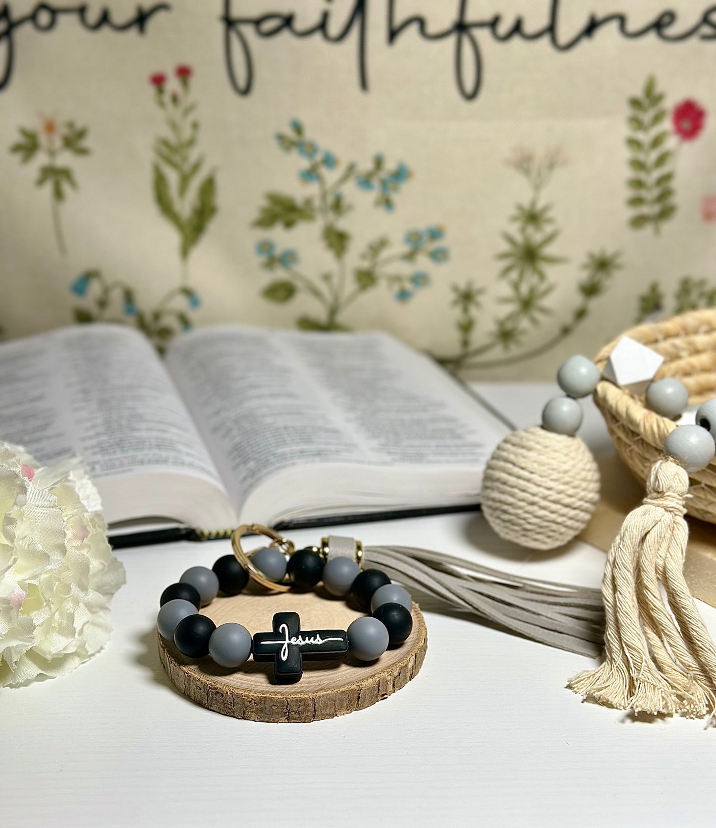 Jesus Beaded Wristlet Keychain – Black & Gray 🖤🩶